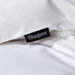 Edredon de Plumon y Plumas Beautyrest para Todas las Estaciones Peso Medio Talla King Blanco con Pestanas en Esquinas