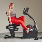 Bicicleta reclinada inteligente Sunny Health Fitness SF-RB4850SMART 16 niveles resistencia electromagnética sensores de