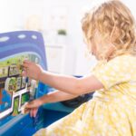 Melissa & Doug PAW Patrol Centro de actividades de madera Paw Patroller Espacio de juego multicara - Certificado FSC
