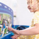 Melissa & Doug PAW Patrol Centro de actividades de madera Paw Patroller Espacio de juego multicara - Certificado FSC