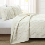 Juego de edredon con volantes Lush Decor Avon Triangle Home Fashions 16T007864 3 piezas King marfil texturizado