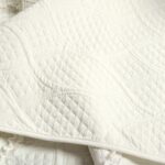 Juego de edredon con volantes Lush Decor Avon Triangle Home Fashions 16T007864 3 piezas King marfil texturizado