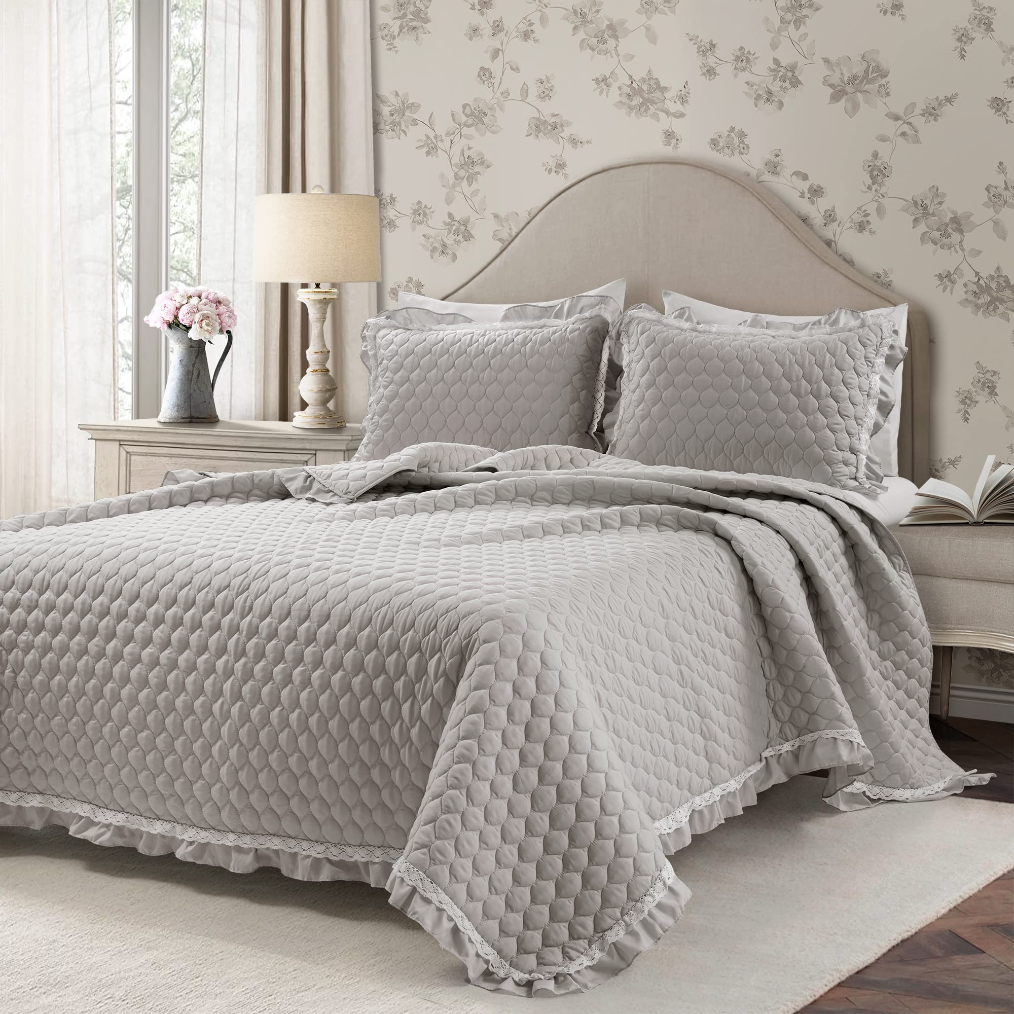 Version 1.0.0 Juego de edredon encaje volantes Lush Decor Triangle Home Fashions 21T010212 3 piezas King gris claro con fundas de almo