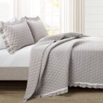 Juego de edredon encaje volantes Lush Decor Triangle Home Fashions 21T010212 3 piezas King gris claro con fundas de almo