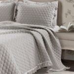 Juego de edredon encaje volantes Lush Decor Triangle Home Fashions 21T010212 3 piezas King gris claro con fundas de almo