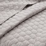 Juego de edredon encaje volantes Lush Decor Triangle Home Fashions 21T010212 3 piezas King gris claro con fundas de almo