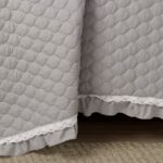 Juego de edredon encaje volantes Lush Decor Triangle Home Fashions 21T010212 3 piezas King gris claro con fundas de almo