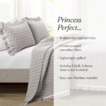 Juego de edredon encaje volantes Lush Decor Triangle Home Fashions 21T010212 3 piezas King gris claro con fundas de almo