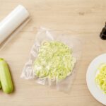 Rollos de bolsa de vacío para sellado al vacío Restaurantware Fresh Hero RWP0901C plástico congelable 3 mil para cocción