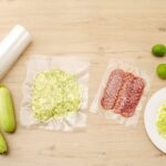 Rollos de bolsa de vacío para sellado al vacío Restaurantware Fresh Hero RWP0901C plástico congelable 3 mil para cocción