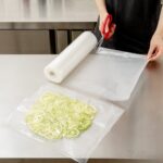 Rollos de bolsa de vacío para sellado al vacío Restaurantware Fresh Hero RWP0901C plástico congelable 3 mil para cocción