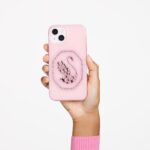 Swarovski Signum - Funda para iPhone 14 Pro con cristales rosados, diseño de cisne con fondo rosa, parte de la colección