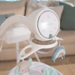 Ingenuity InLighten - Columpio para bebé de 5 velocidades, asiento giratorio para bebé, arnés de seguridad de 5 puntos,