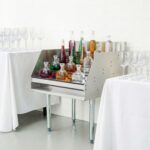 Soporte para botella de licor Restaurantware Kitchen Tek RWT1086S acero inoxidable 304 24x23x33 pulgadas patas galvaniza