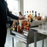 Soporte para botella de licor Restaurantware Kitchen Tek RWT1086S acero inoxidable 304 24x23x33 pulgadas patas galvaniza