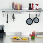 Estante para ollas de pared Restaurantware Kitchen Tek RWT1079S acero inoxidable 430 30 x 122 cm 18 ganchos galvanizados