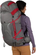 Osprey Eja Pro 55L Mochila de mochilero para mujer, color gris Dale gris/rojo de flor de pascua, WM/L