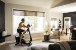 Bicicleta Estática Vertical Horizon Fitness 5.0U resistencia magnética 100 niveles Bluetooth FTMS asiento acolchado marc