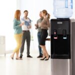 Dispensador de agua de carga superior Nostalgia Products Igloo fría y caliente negro acero inoxidable para garrafón de 3