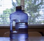 Botella de agua redonda de 1 galón y garrafón dispensador para refrigerador de 2 galones con llave New Wave Enviro libre