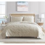Juego de edredon Caribbean Joe Beatrice Home Fashions SOLQTSKGSND 3 piezas King diseno costero concha marina color arena