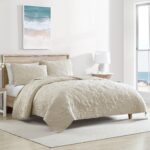 Juego de edredon Caribbean Joe Beatrice Home Fashions SOLQTSKGSND 3 piezas King diseno costero concha marina color arena