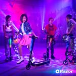 Razor Sonic Glow Scooter eléctrico negro con luces LED y altavoz inalámbrico Bluetooth,