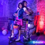 Razor Sonic Glow Scooter eléctrico negro con luces LED y altavoz inalámbrico Bluetooth,