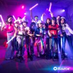 Razor Sonic Glow Scooter eléctrico negro con luces LED y altavoz inalámbrico Bluetooth,