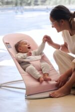 BabyBjörn Bouncer Balance Soft, tejido/jersey, rosa claro/gris | Asiento gorila ajustable 2 en 1 y silla para niños pequ