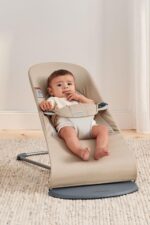 BabyBjörn Bouncer Balance Soft, caqui/beige, tejido | Asiento gorila ajustable 2 en 1 para bebé y silla para niños peque