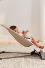 BabyBjörn Bouncer Balance Soft, caqui/beige, tejido | Asiento gorila ajustable 2 en 1 para bebé y silla para niños peque