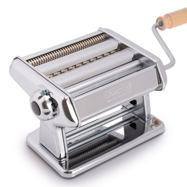 Imperia Titania Pasta Maker - La máquina está 100% fabricada en Italia, construcción de acero resistente, rodillo manual