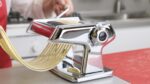 Imperia Titania Pasta Maker - La máquina está 100% fabricada en Italia, construcción de acero resistente, rodillo manual