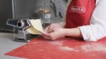 Imperia Titania Pasta Maker - La máquina está 100% fabricada en Italia, construcción de acero resistente, rodillo manual