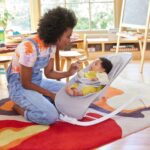 Munchkin® Silla de bebé eléctrica con vibración y mecedora con pantalla táctil digital, sonidos relajantes y 3 posicione