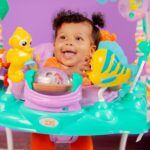 Bright Starts Disney La Sirenita Mar de Actividades Saltarín de Actividad para Bebé con Juguetes Interactivos, Luces y M