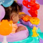 Bright Starts Disney La Sirenita Mar de Actividades Saltarín de Actividad para Bebé con Juguetes Interactivos, Luces y M