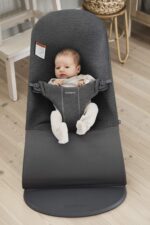 BabyBjörn Bouncer Bliss, camiseta 3D, gris carbón y portabebés Mini, camiseta 3D, gris oscuro