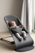 BabyBjörn Bouncer Bliss, camiseta 3D, gris carbón y portabebés Mini, camiseta 3D, gris oscuro
