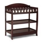 Mesa cambiadora infantil Delta Children con almohadilla, cereza espresso y almohadilla cambiadora contorneada de espuma