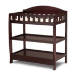 Mesa cambiadora infantil Delta Children con almohadilla, cereza espresso y almohadilla cambiadora contorneada de espuma
