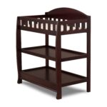 Mesa cambiadora infantil Delta Children con almohadilla, cereza espresso y almohadilla cambiadora contorneada de espuma