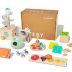 Lovevery | Kit de Juego The Babbler, Kit de Juego de Cumpleaños, Juguete Montessori para Niños Pequeños, 8 Productos de