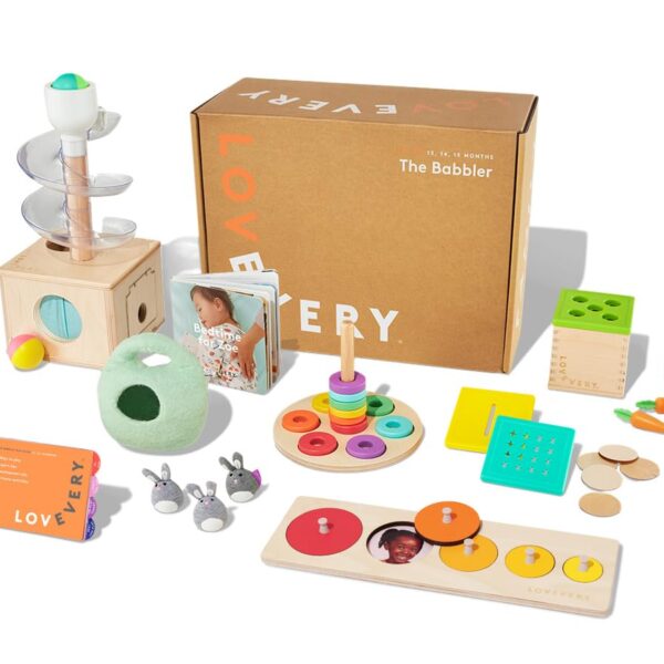 Lovevery | Kit de Juego The Babbler, Kit de Juego de Cumpleaños, Juguete Montessori para Niños Pequeños, 8 Productos de