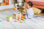 Lovevery | Kit de Juego The Babbler, Kit de Juego de Cumpleaños, Juguete Montessori para Niños Pequeños, 8 Productos de