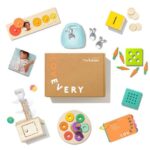 Lovevery | Kit de Juego The Babbler, Kit de Juego de Cumpleaños, Juguete Montessori para Niños Pequeños, 8 Productos de