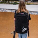 Mochila deportiva Triple Eight GEAR40 modelo 0199 40L color negro para patinaje y equipo de protección