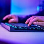 Teclado Inalámbrico Logitech G515 TKL 920-012423 LIGHTSYNC RGB Teclas PBT Double-Shot Interruptores Mecánicos Táctiles M