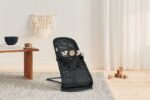 BabyBjörn Bouncer Bundle - Barra de juguete y funda de asiento de tela extra antracita